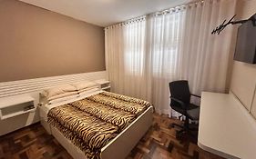 Apto 2 Quartos mais Sofá Cama até 5 Pessoas - Avenida Carlos Gomes